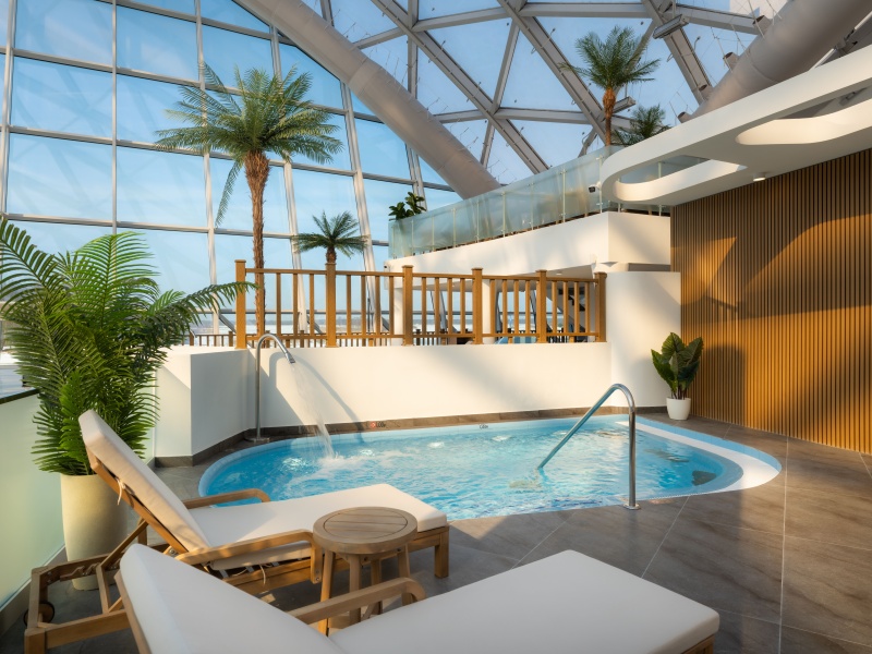 Частный гидромассажный бассейн для гостей вилл / private hydromassage pool for the villas guests only 